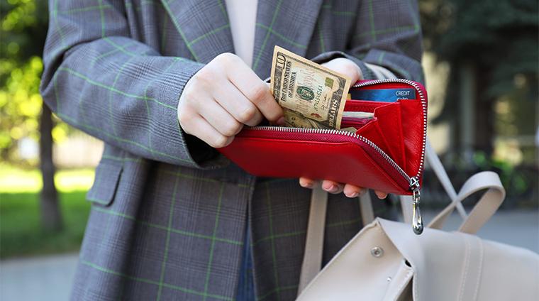 お金のない人ほど頻繁にする「貧乏を招く5つの行動」