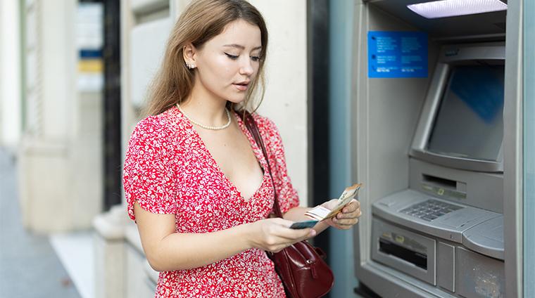 亡くなった人の銀行口座はいつ凍結される？解除する方法は？
